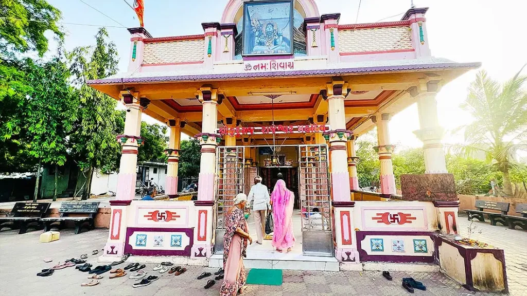 Devotees entering Kuru Rajeshwar Mahadev Mandir Surat for darshan