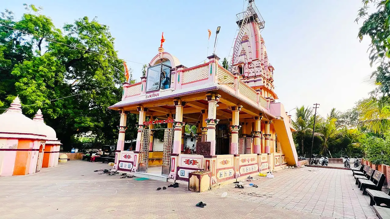 Kurukshetra Mahadev Mandir Surat photo showing front view with spire
