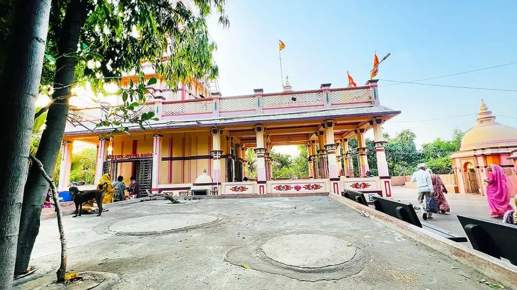 Side view of Kurukshetra Mahadev Temple Surat with visitors and courtyard