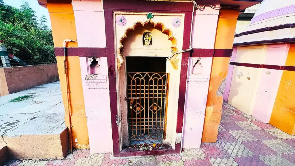 Closed gate of a small Panch Pandav shrine at Kurukshetra Mahadev Mandir Surat