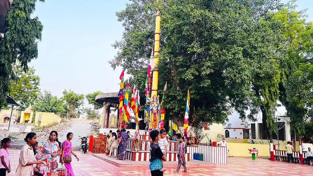 Ram Bhagwan stambh at Ram Madhi Surat with colourful flags and devotees doing parikrama